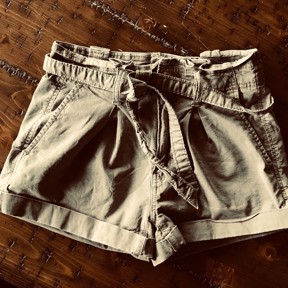 AE super stretch olive cuffed shorts